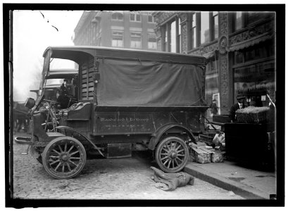 WOODWARD & LOTHROP'S DEPARTMENT STORE, WASHINGTON, D.C. TRUCKS LCCN2016864192