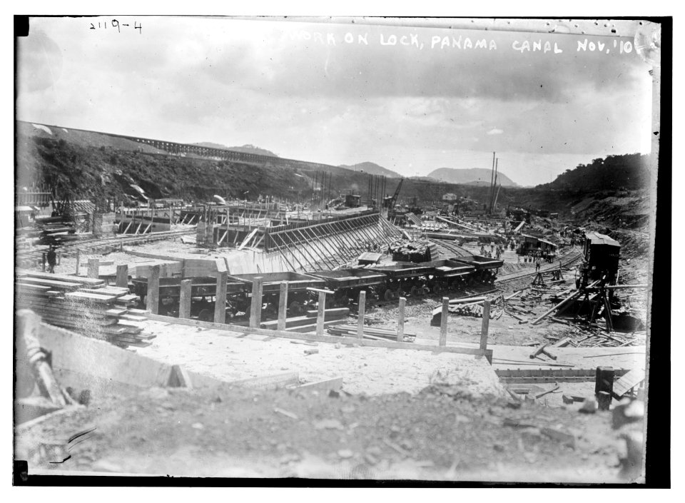 Work on lock, Panama Canal LCCN2014688845