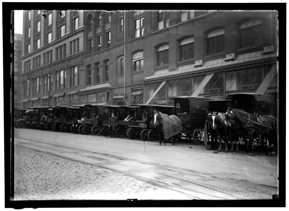 WOODWARD & LOTHROP'S DEPARTMENT STORE, WASHINGTON, D.C. TRUCKS LCCN2016864193