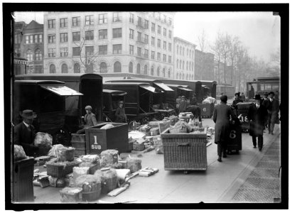 WOODWARD & LOTHROP'S DEPARTMENT STORE, WASHINGTON, D.C. TRUCKS LCCN2016864194