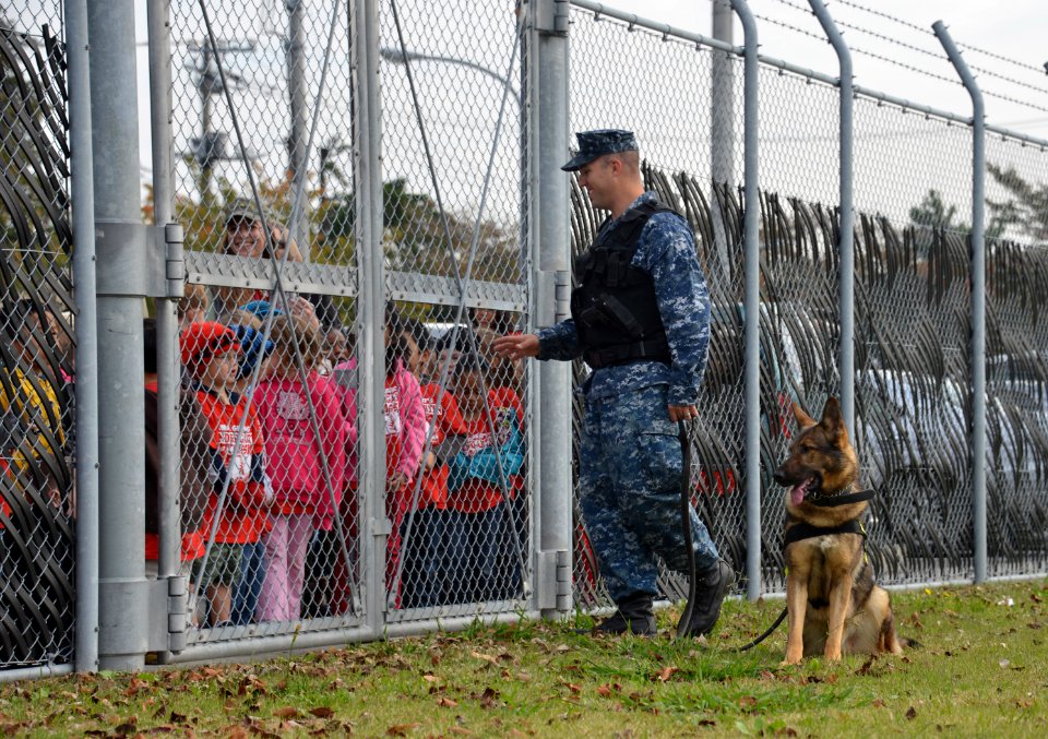 Working dog visit 131106-N-TO330-218