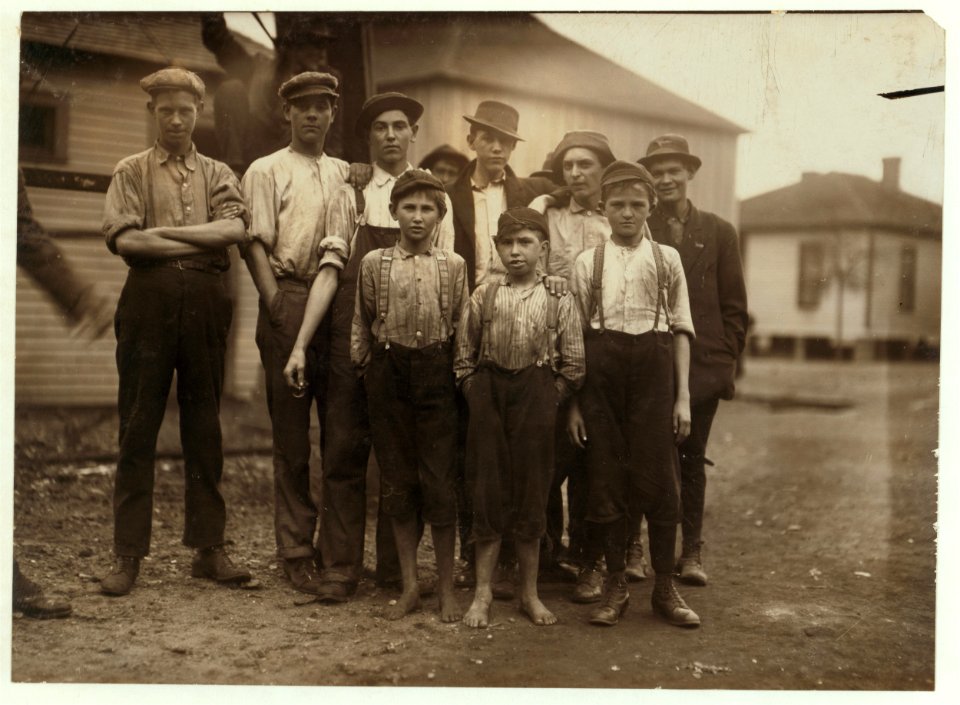 Workers in Avondale Mills. LOC nclc.01944