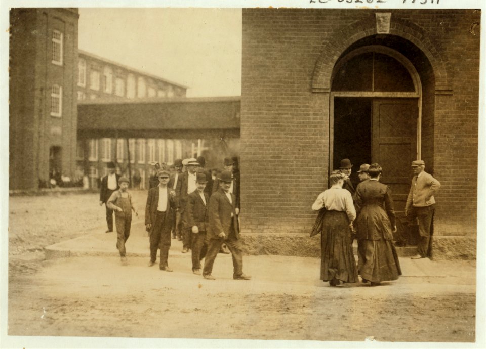Workers in Berkshire Mills. LOC cph.3a47664