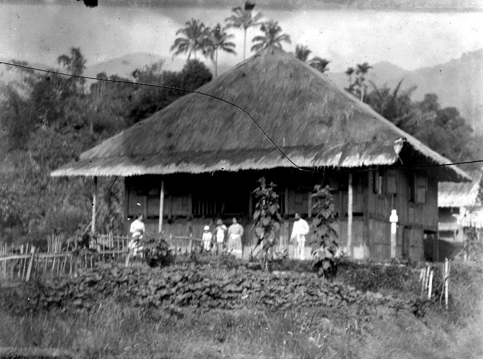 Woodwards hus. (Plåten spräckt). Datum, Okt. 1918. Ort, Kantewoe. Central-Celebes. Kantewoe - SMVK - 022190