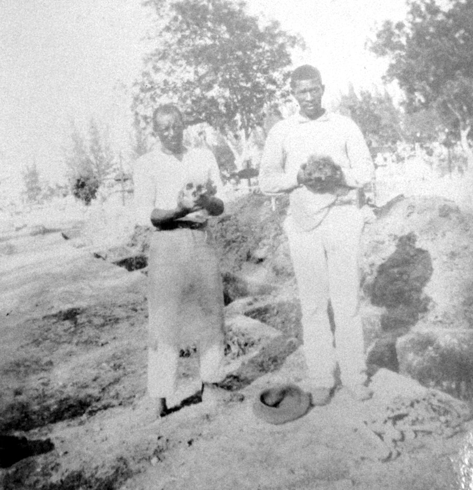 Workmen in the Havana Cemetery holding skulls, Spanish-American War, April-August 1898 (25706120084)
