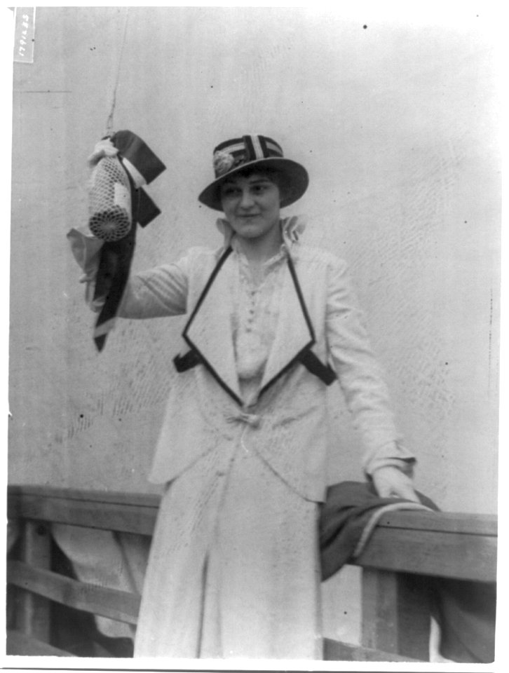Worlds largest battleship the PENNSYLVANIA launched at Newport News. Miss Elizabeth Kolb christeneing the PENNSYLVANIA LCCN2002715696
