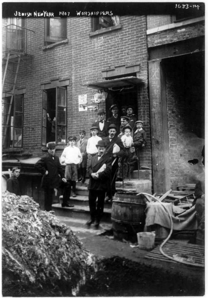Worshippers on the Jewish New Year, 1907, in New York City LCCN2003665494