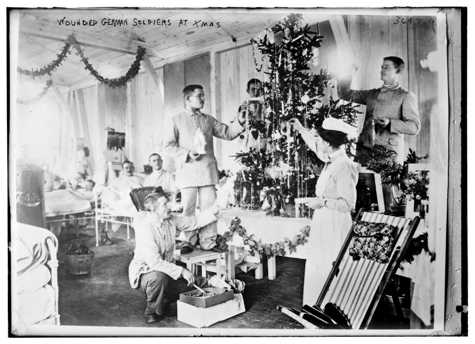 Wounded German soldiers at Xmas LCCN2014700538