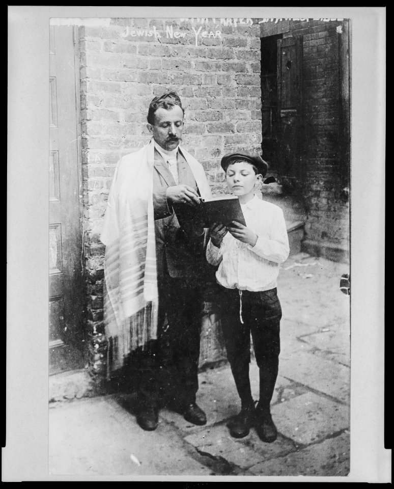 Worshippers on the Jewish New Year, 1907, in New York City LCCN2003665493