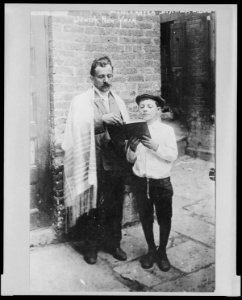 Worshippers on the Jewish New Year, 1907, in New York City LCCN2003665493