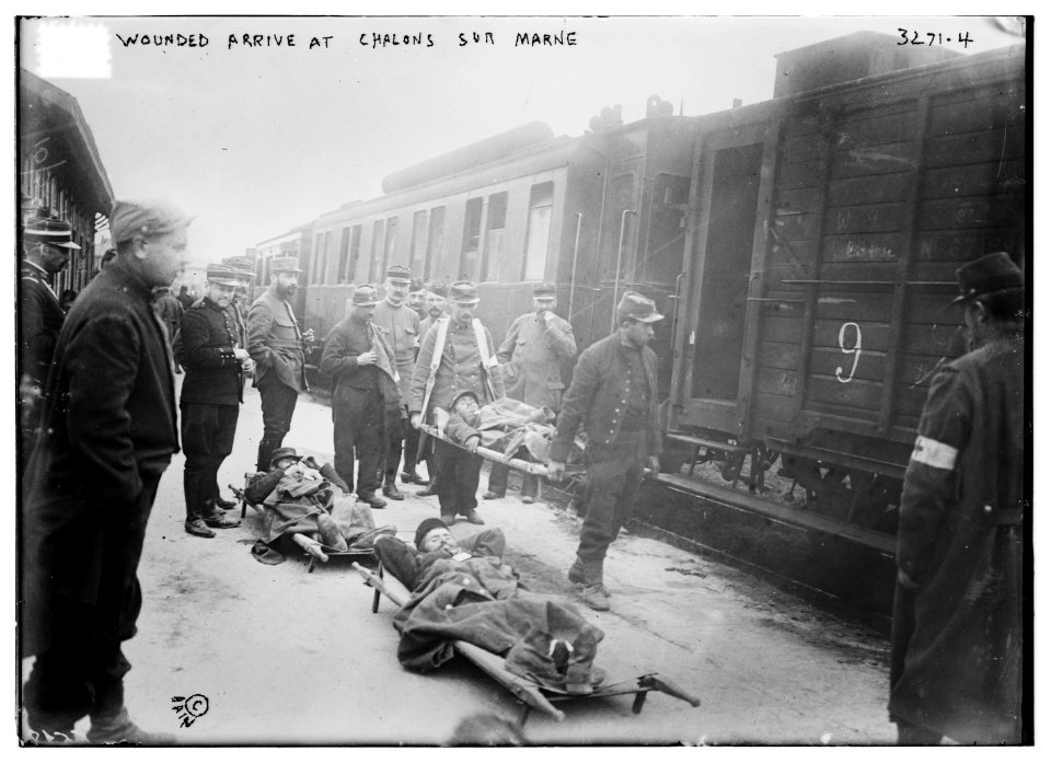 Wounded arrive at Chalons sur Marne LCCN2014697870