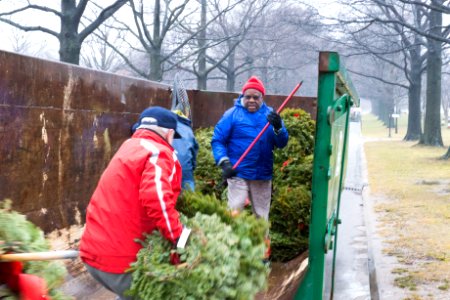 Wreath cleanup event, Justice Thomas dropping off wreaths (16354780552)