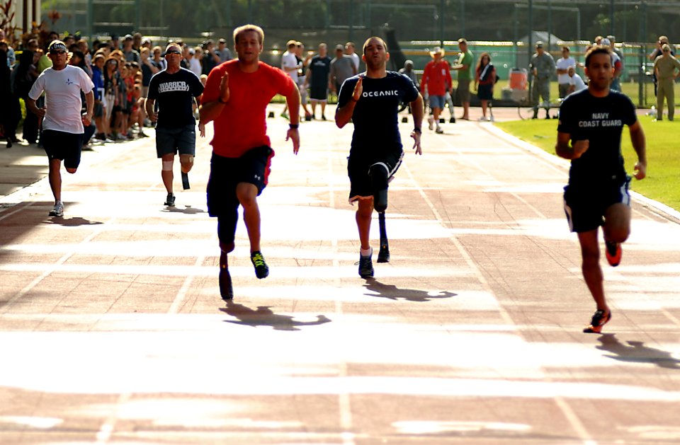 Wounded warriors run a 100-meter dash. (8200234168)