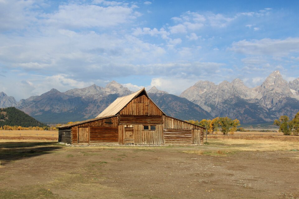 Horizontal plane travel barn