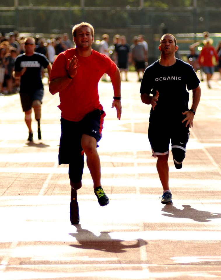 Wounded warriors run a 100-meter dash. (8200234298)