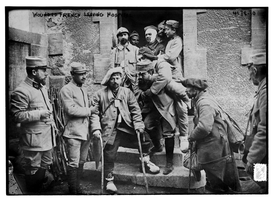 Wounded French leaving hospital LCCN2014704346