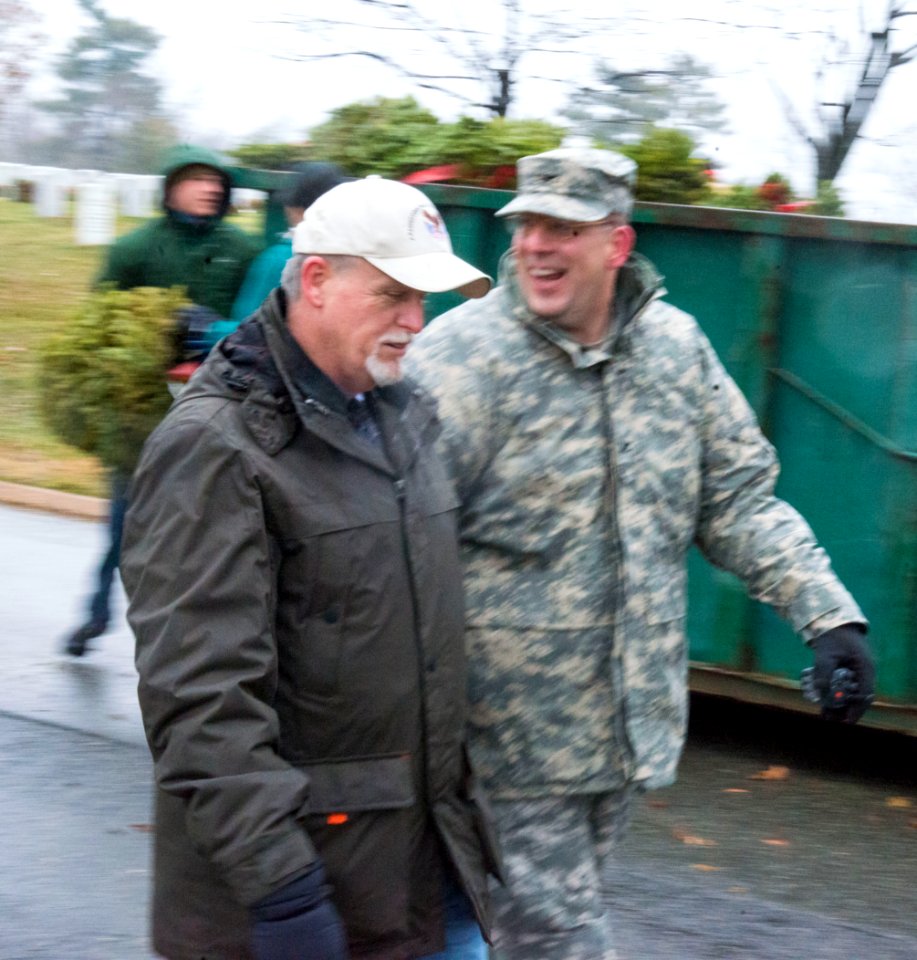 Wreath cleanup event, Mr. Hallinan & Col Simonelli (16169780447)