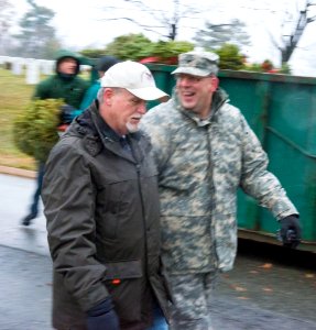 Wreath cleanup event, Mr. Hallinan & Col Simonelli (16169780447)