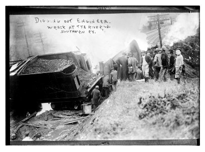 Wreck at Tye River, Va., Southern Ry. Digging out Engineer LCCN2014687915