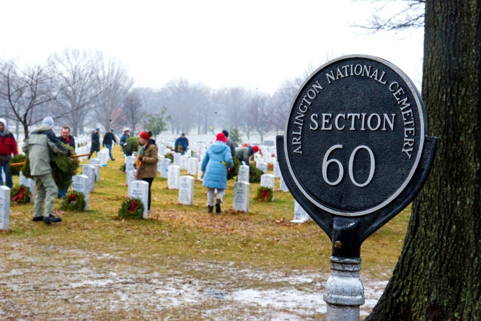 Wreath cleanup event, Section 60 (16168287020)