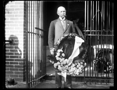 Wreath at George Washington's tomb, Mount Vernon, Virginia LCCN2016863180 photo