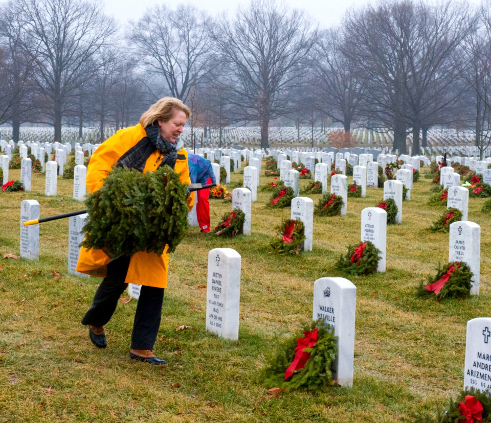 Wreath cleanup event, Mrs. Virginia Thomas (16329692216)
