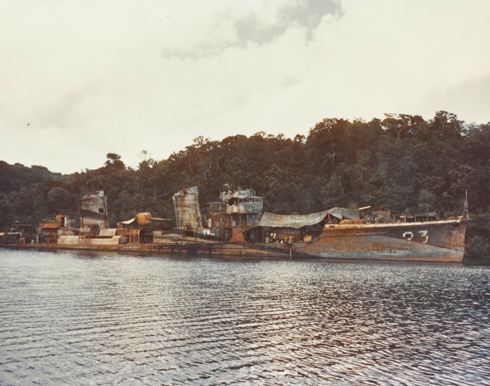 Wreck of Japanese destroyer Kikuzuki 02 in 1944
