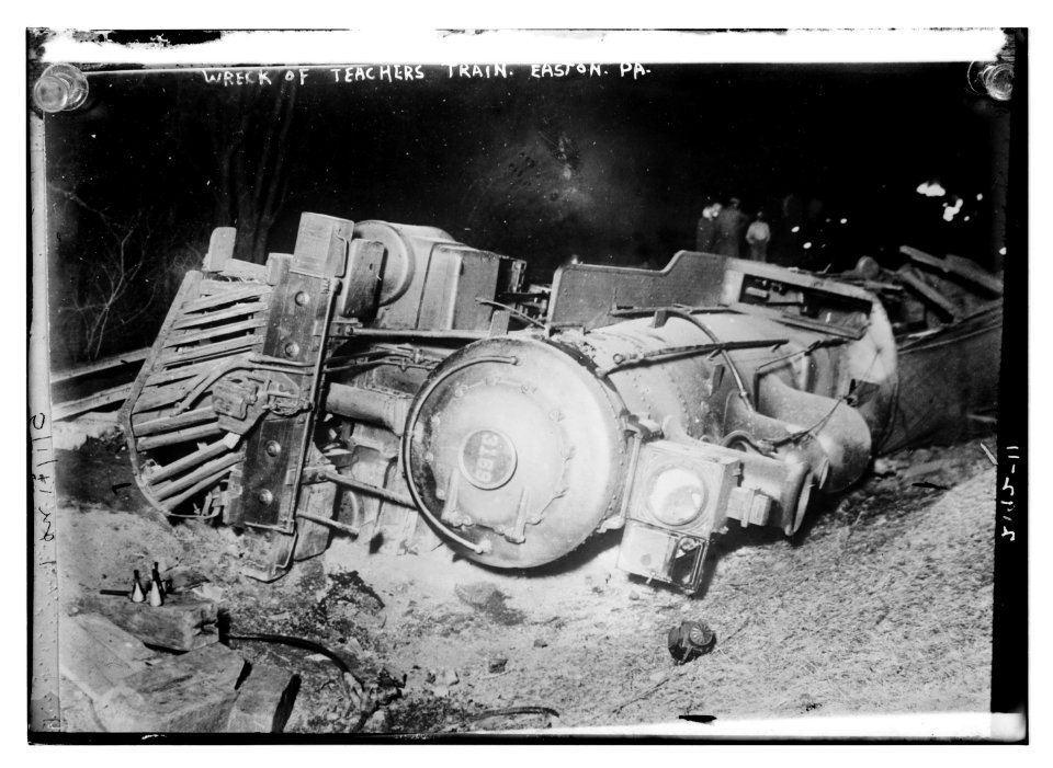 Wreck of teachers train LCCN2014689148
