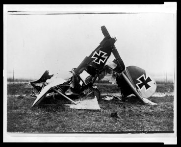 Wreckage of a German Albatross D. III fighter biplane LCCN2005697196