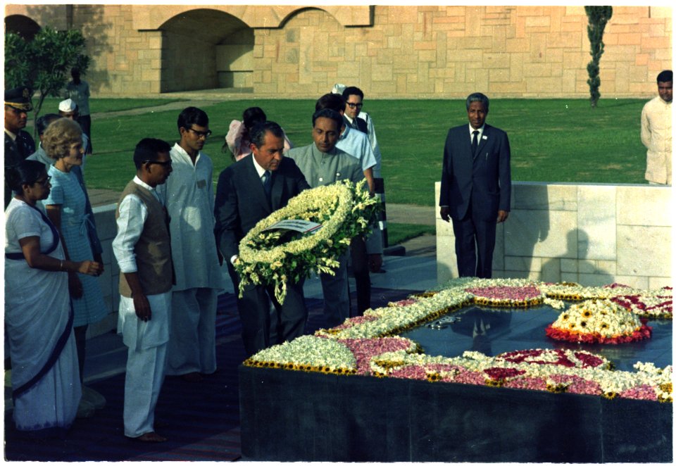 Wreath laying ceremony at the Gandhi Memorial - NARA - 194294