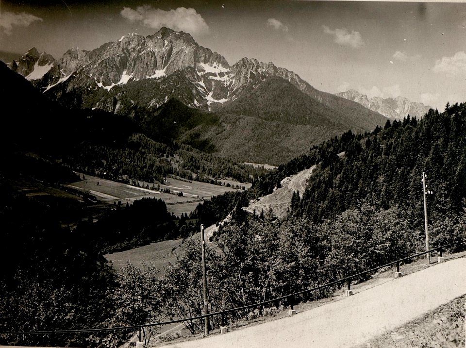 Wurzenpass-Strasse mit Blick auf den Poncastock. (BildID 15799139)