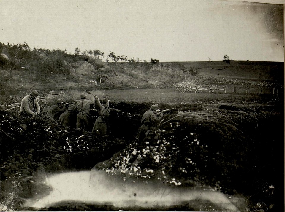Wurf von Handgranaten aus dem Schützengraben bei I-40. Aufgenommen am 28. Oktober 1915. (BildID 15540636)
