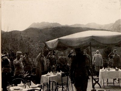 Während der Klänge der Volkshymne auf der Terasse in Nikitas Sommersitz in Rijeka. Aufgenommen in Rijekai am 14. März 1916. (BildID 15533228)