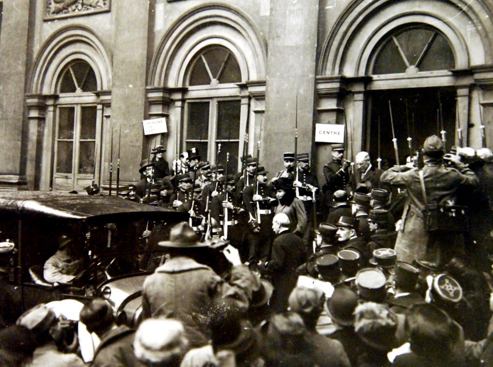 WWI-Peace Treaty. President and Mrs. Woodrow Wilson leaving the French Academy, Paris, France, 1918 (36934494832)