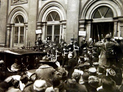WWI-Peace Treaty. President and Mrs. Woodrow Wilson leaving the French Academy, Paris, France, 1918 (36934494832)