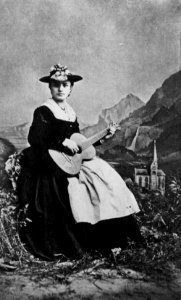 Würthle and Sohn - Frau mit Gitarre (Zeno Fotografie)