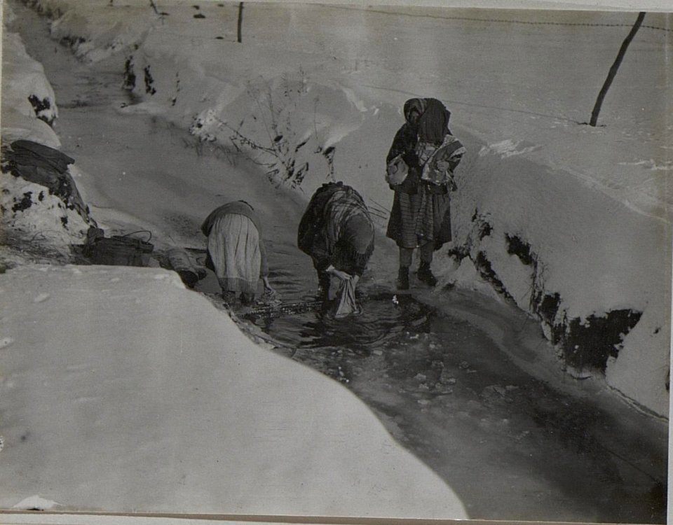 Wäschewaschen bei Schnee und Eis in Kruchinieczy (BildID 15456808)