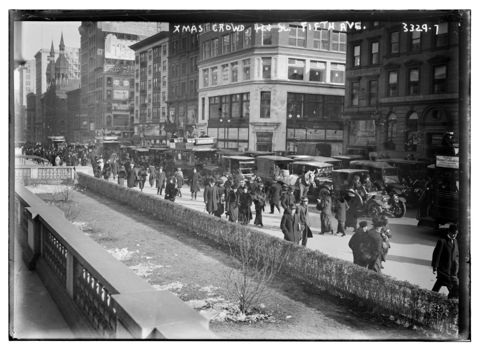 Xmas crowd, 42d St. Fifth Ave. LCCN2014703663
