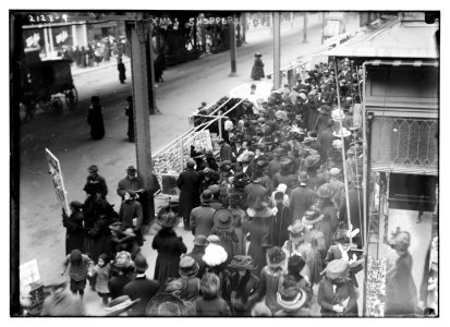 Xmas shoppers, New York LCCN2014688901