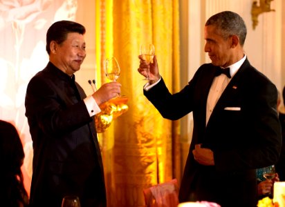 Xi Jinping and Barack Obama toast at White House state dinner September 2015 photo