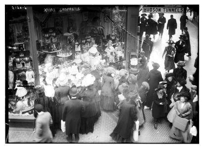 Xmas shoppers LCCN2014688900