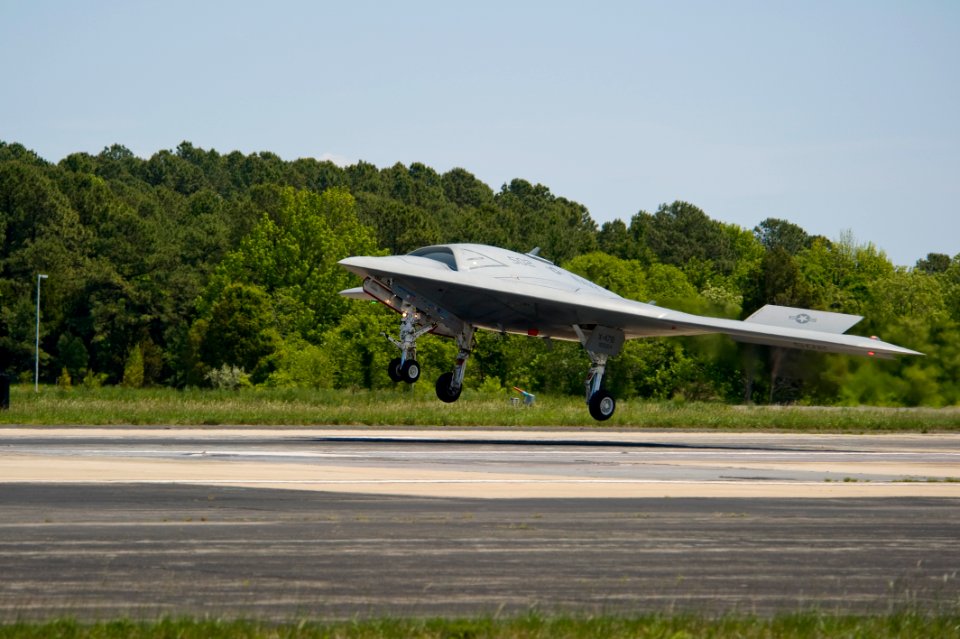 X-47B returns to NAS Patuxent River, MD (8739267350)