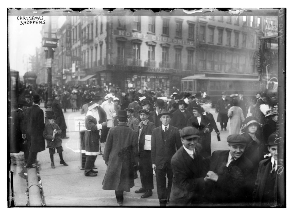 Xmas shoppers LCCN2014695021