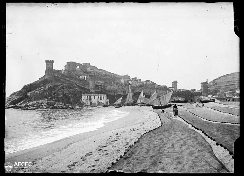 Xarxes a la platja de Tossa amb la vila vella al fons (AFCEC VINTRO A 0740)