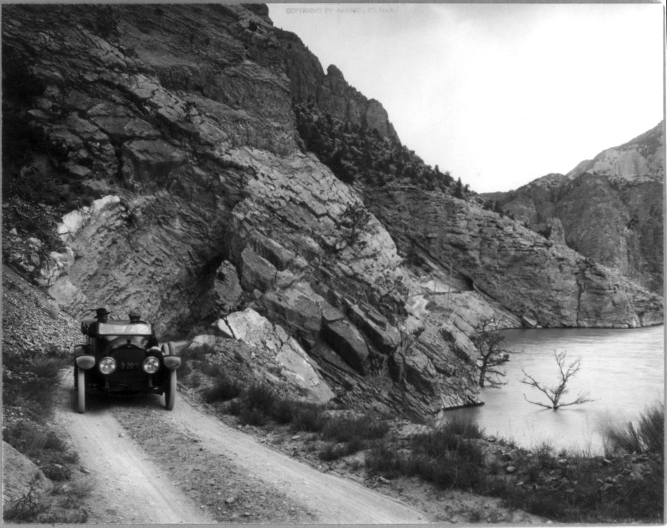Yellowstone National Park- Auto above Shoshone dam LCCN2004667640