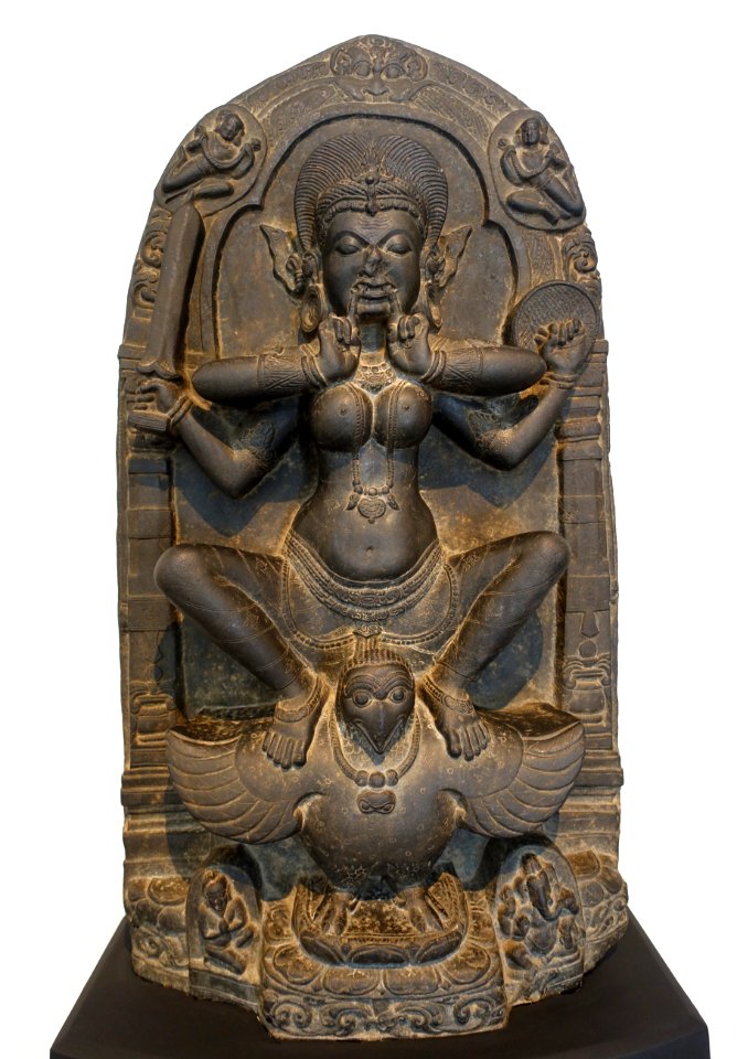 Yogini, East India, 11th-12th century AD, basalt - Matsuoka Museum of Art - Tokyo, Japan - DSC07079