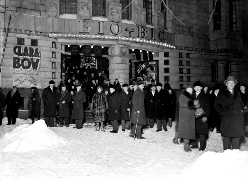 Yleisöä elokuvateatteri Bio-Bion edustalla talvella 1931 - N30807 (hkm.HKMS000005-km0000m8lo)