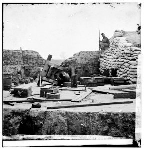 Yorktown, Virginia (vicinity). Confederate fort southeast of New Yorktown with wrecked 32-pdr. Navy gun LOC cwpb.01606