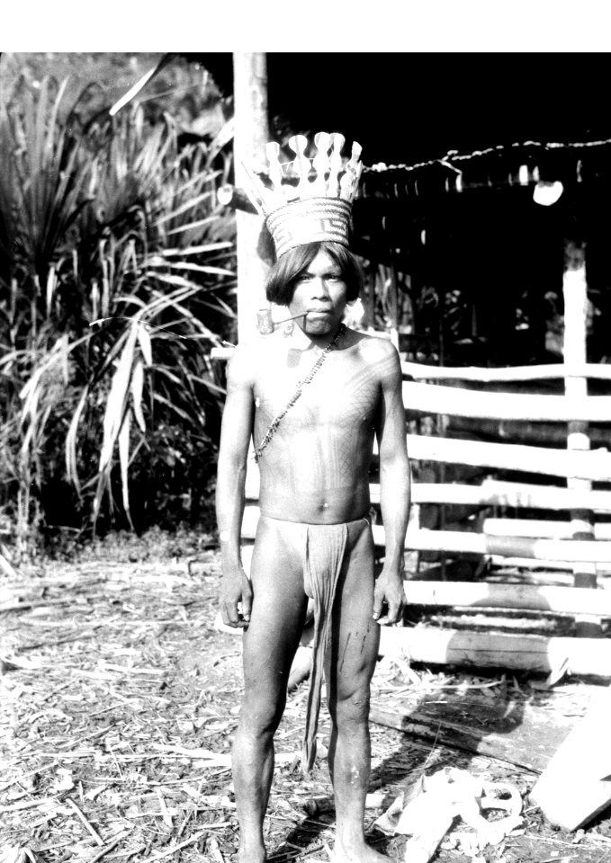 Ynglingen Camilo Hinche eller Curé i . ceremonialkrona. Jfr. fotos. 4065 - SMVK - 004066 photo