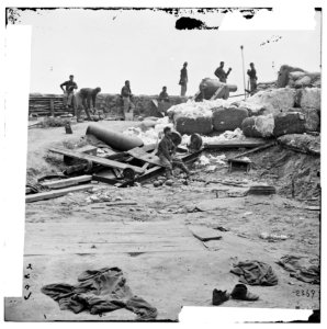 Yorktown, Va. Confederate fortifications reinforced with bales of cotton LOC cwpb.01605